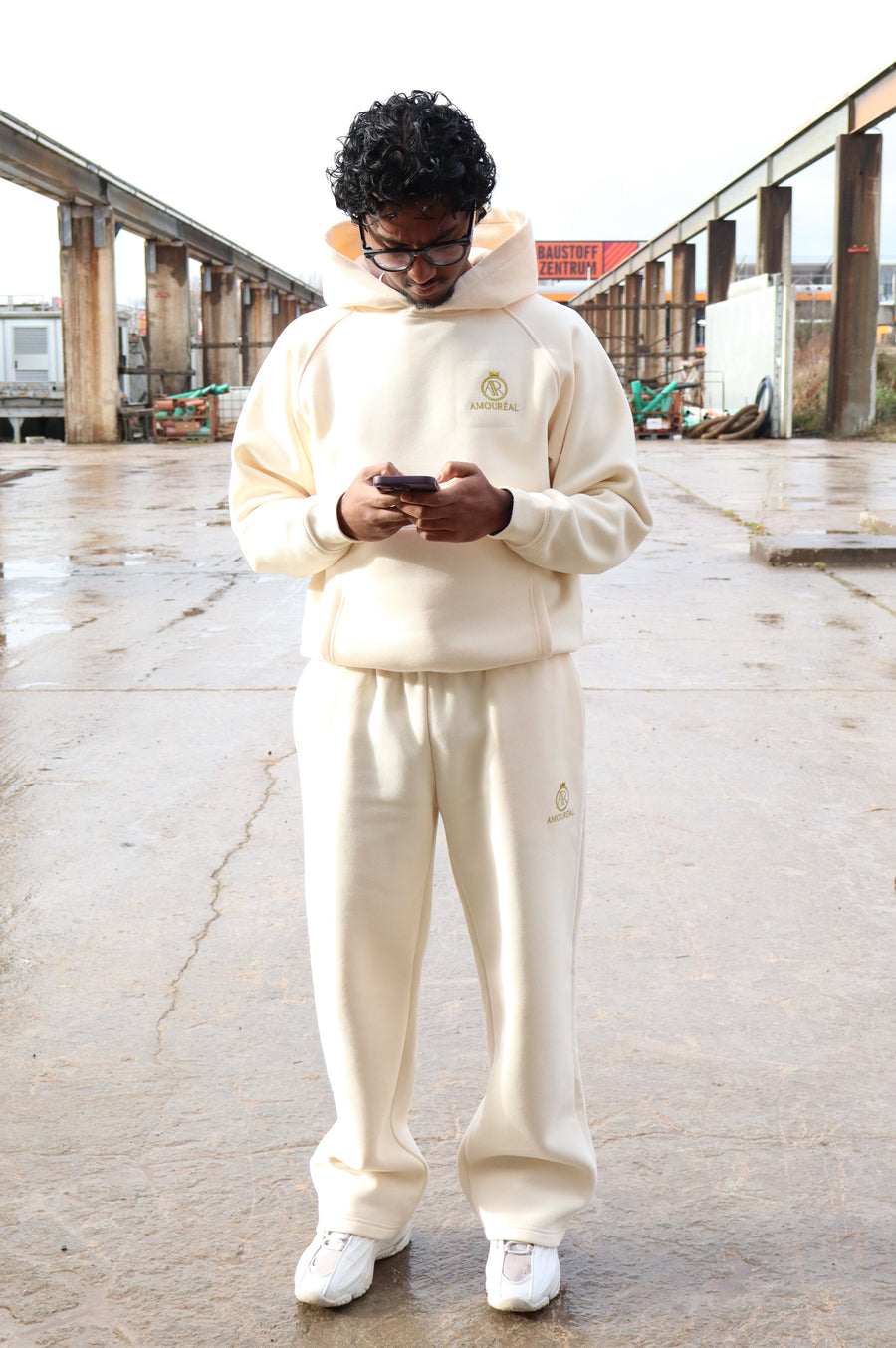 OPEN LEG JOGGER HONEY BEIGE am Model