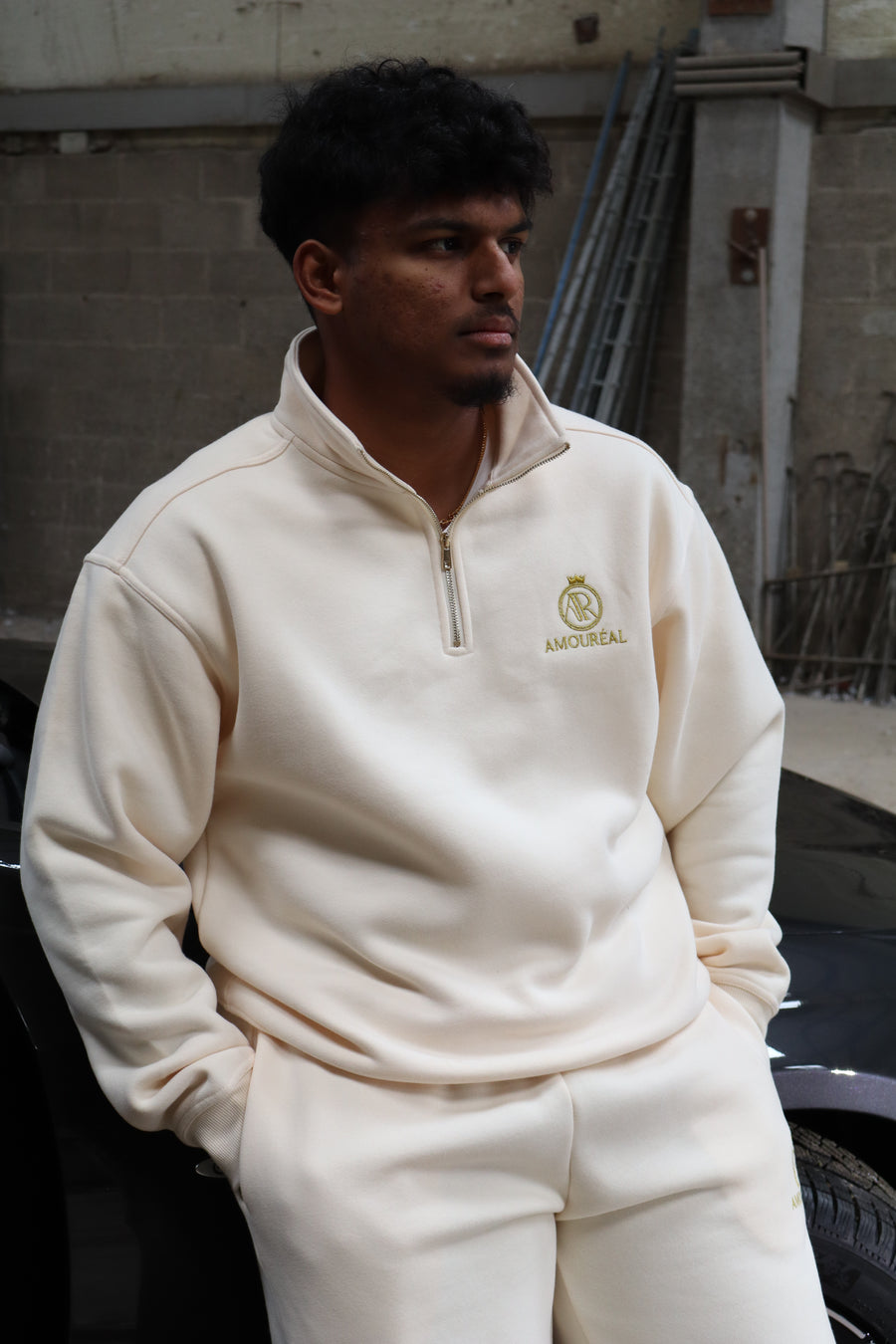 HONEY BEIGE HALF-ZIP-SWEATER & JOGGER BUNDLE am Model