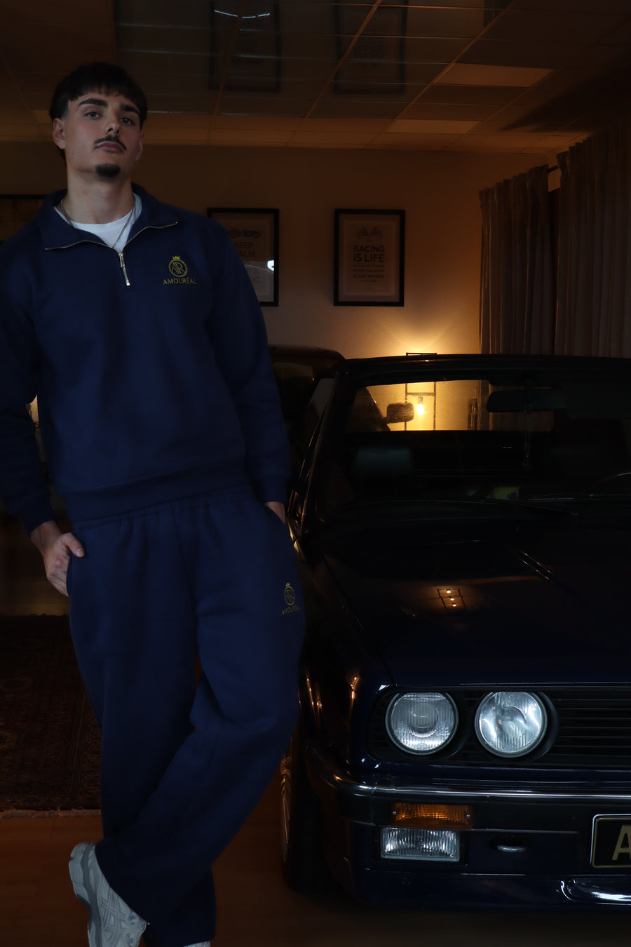 HALF-ZIP-SWEATER MIDNIGHT BLUE am Model
